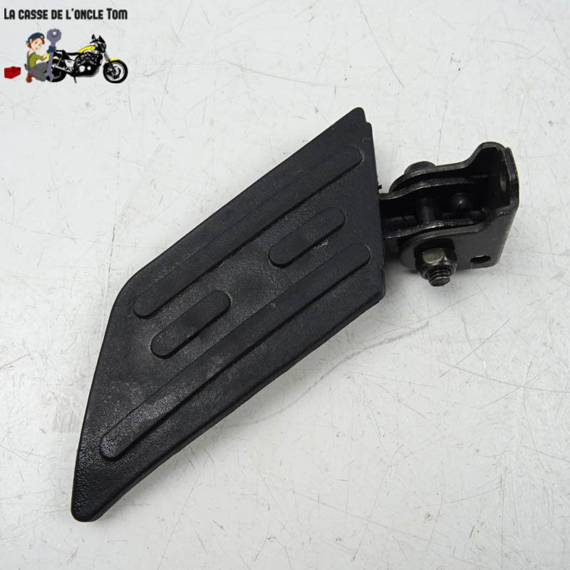 Repose pied arrière gauche Peugeot 50 Kisbee 2019 Repose pied arrière gauche Peugeot 50 Kisbee 2019