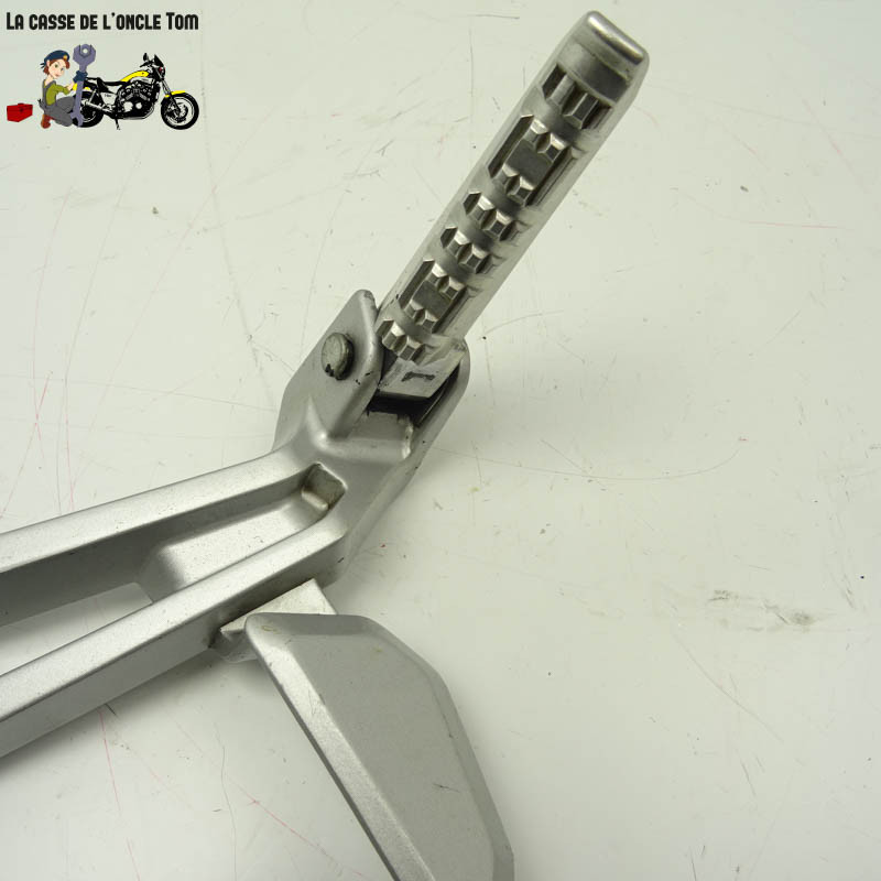 Platine + repose pied arrière droit Yamaha 125 YZF-R 2016 - CTM-12619-018