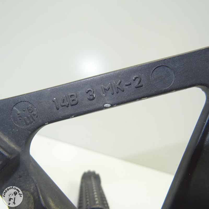 Platine repose pied avant droit Yamaha 1000 Yzfr1 2013 | CasseTom