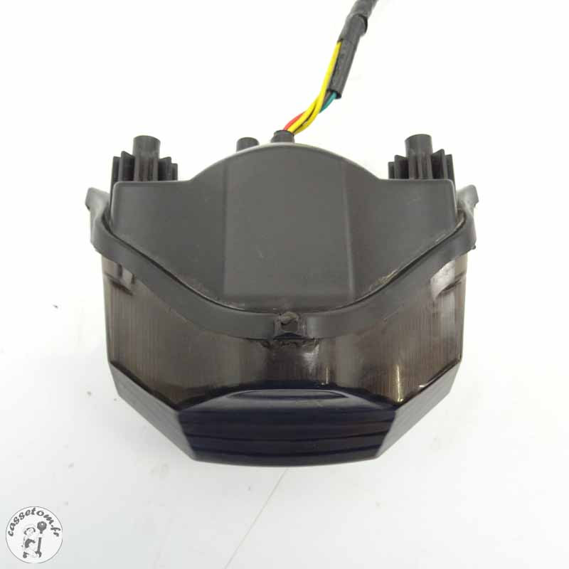 Bien sûr, voici une suggestion de Meta Title pour le produit mentionné :  
"Feu arrière Yamaha 600 Fazer 2007 - Pièce d'origine"