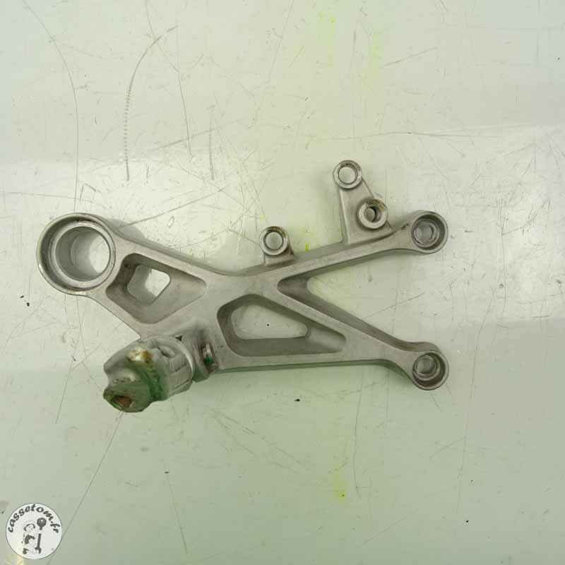 Platine + repose pied avant droit  Triumph 660 street triple 2018