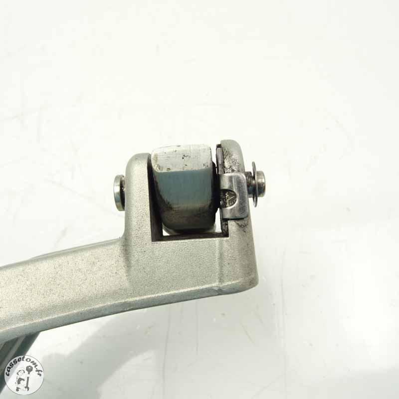 Platine + repose pied arrière  gauche Triumph 660 street triple 2018