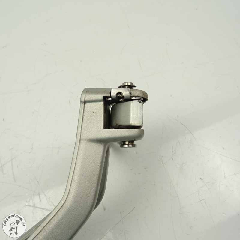 Platine + repose pied arrière droit Triumph 660 street triple 2018