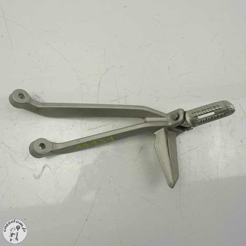 Platine + repose pied arrière droit Triumph 660 street triple 2018