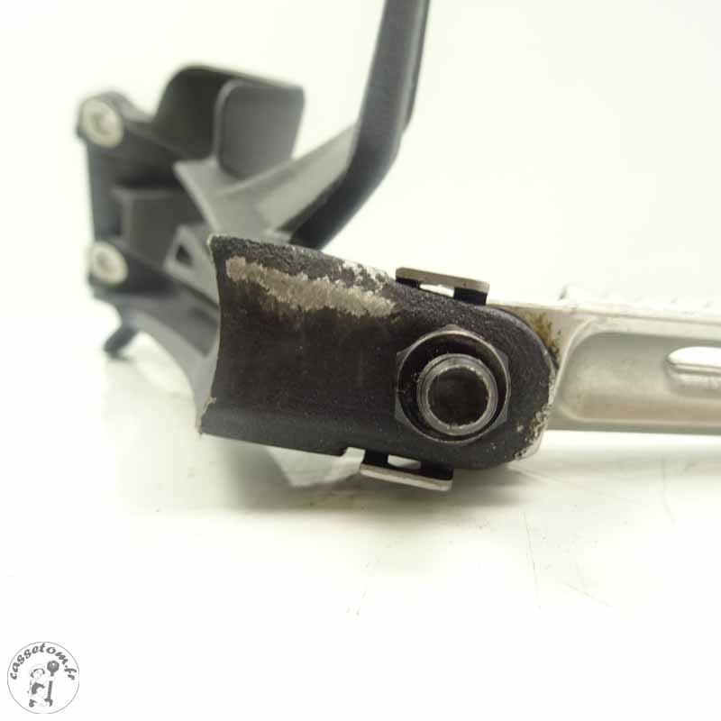 Platine + repose pied arrière droit Triumph 675 street triple 2008