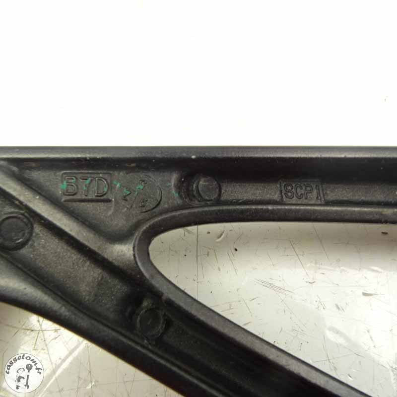 Platine repose pied arrière droite  Yamaha 125 MT 2020