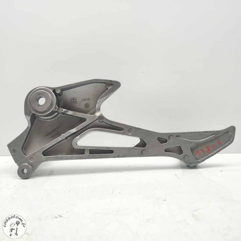 Platine repose pied droit + repose pied avant et arrière  Honda 125 varadero xlv 2001