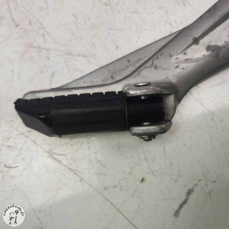 Platine repose pied droit + repose pied avant et arrière  Honda 125 varadero xlv 2001