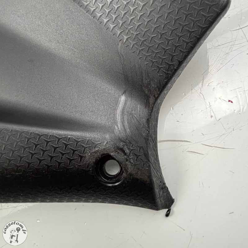 Dessous de  flanc de carénage avant droit Aprilia 660 rs 2024