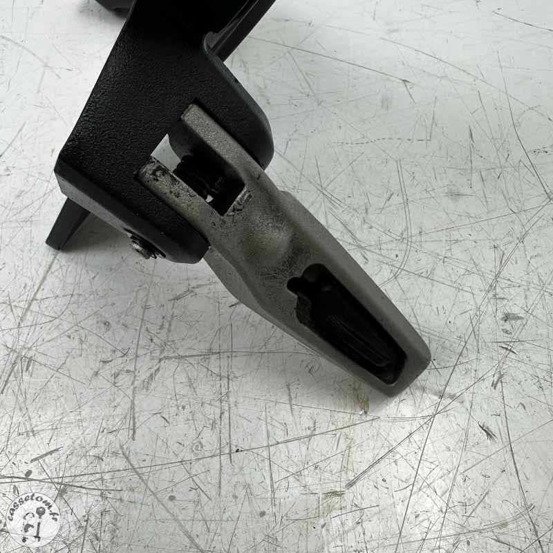 Platine avec repose pied avant gauche  Ducati 1200 Monster 2017