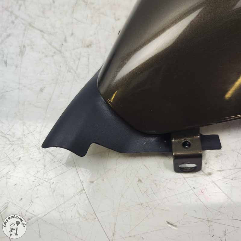 Cache sous selle droit  Triumph 2300 rocket III 2005