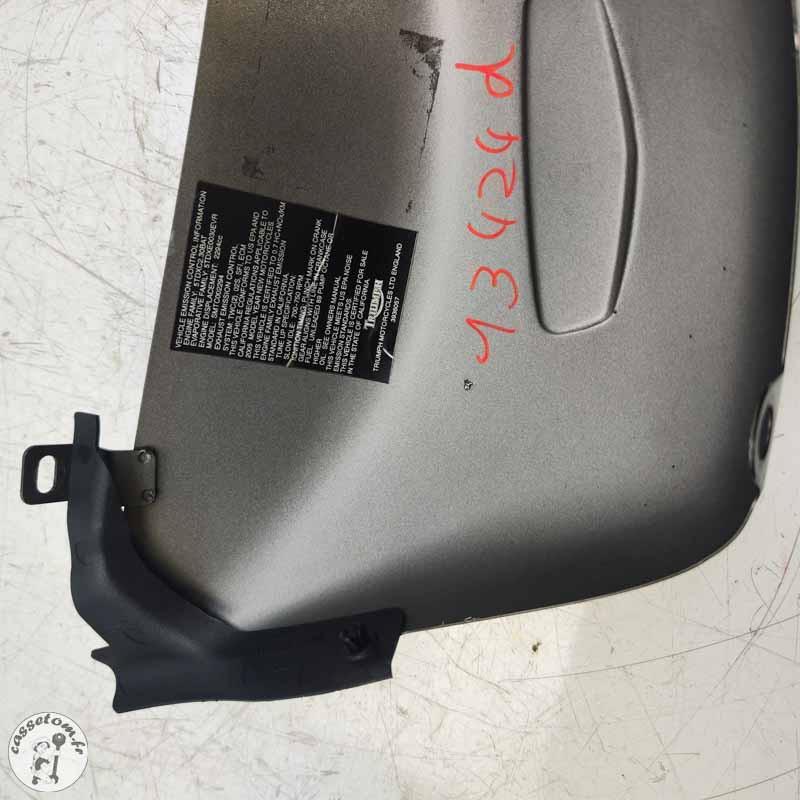 Cache sous selle droit  Triumph 2300 rocket III 2005