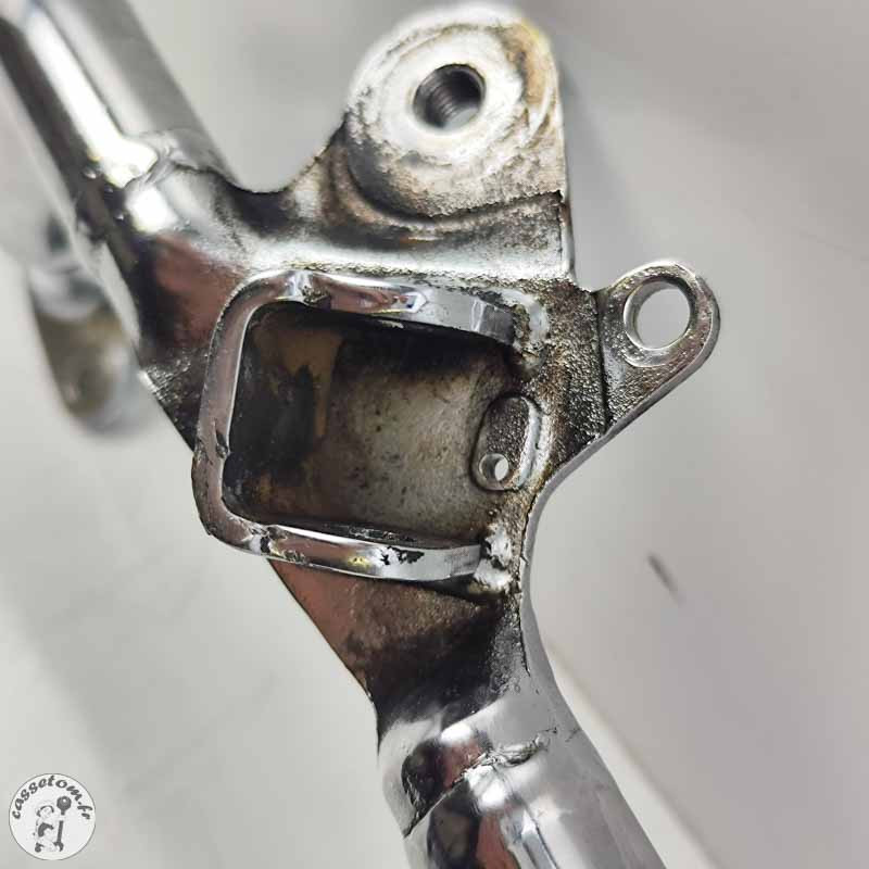 Barre de fixation commande au pieds gauche  Triumph 2300 rocket III 2005