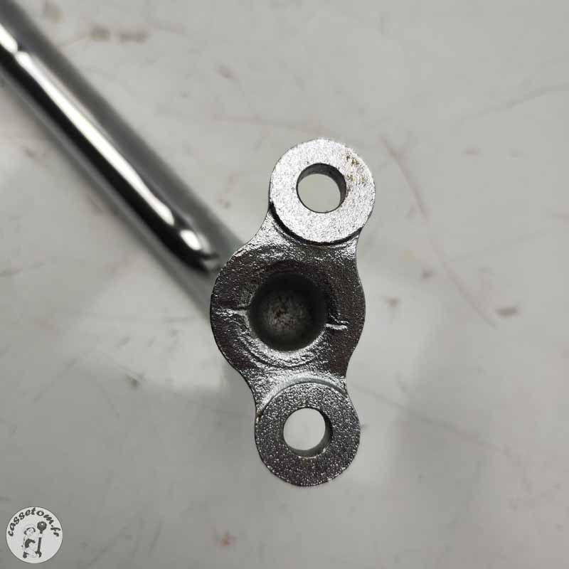 Barre de fixation commande au pieds gauche  Triumph 2300 rocket III 2005