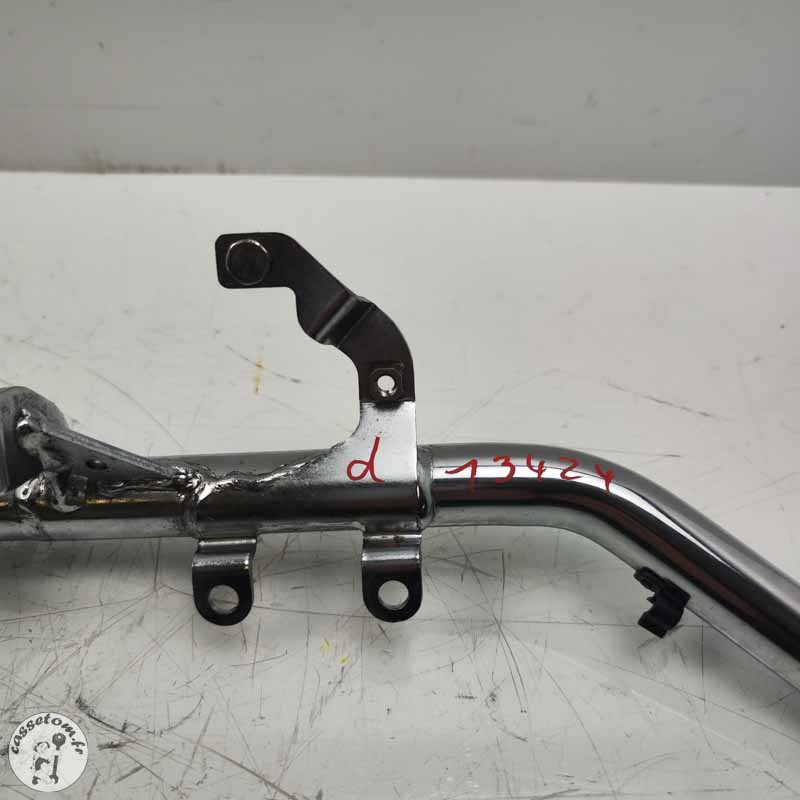 Barre de fixation commande au pieds droite  Triumph 2300 rocket III 2005