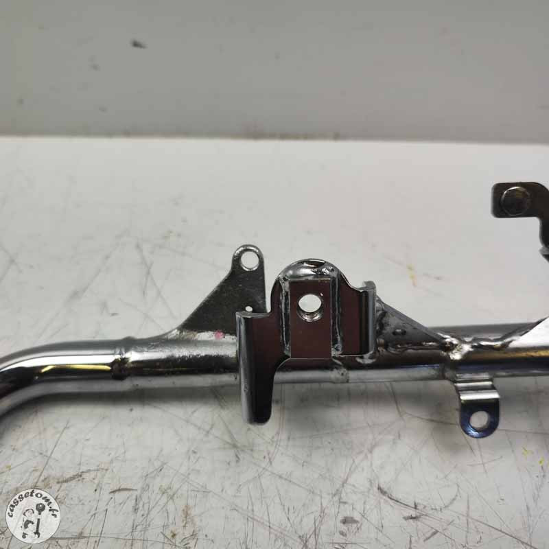 Barre de fixation commande au pieds droite  Triumph 2300 rocket III 2005