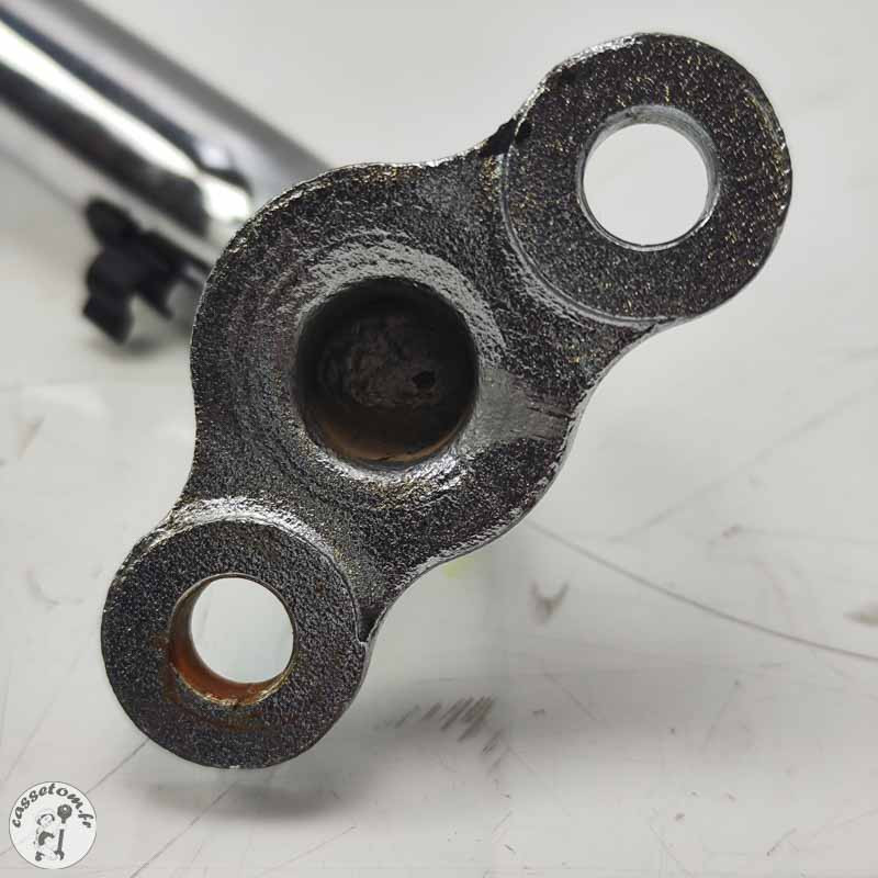 Barre de fixation commande au pieds droite  Triumph 2300 rocket III 2005