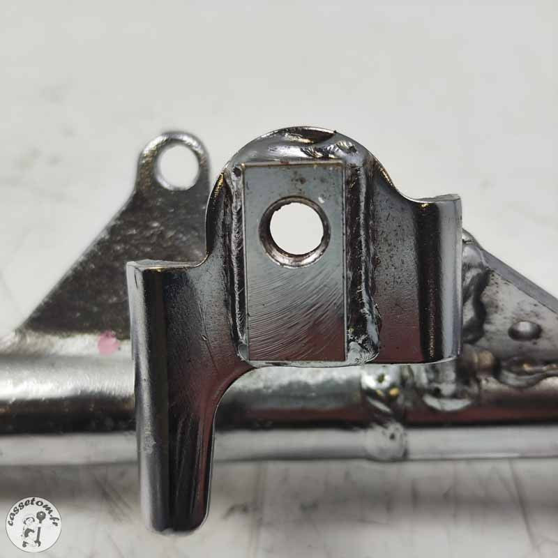 Barre de fixation commande au pieds droite  Triumph 2300 rocket III 2005