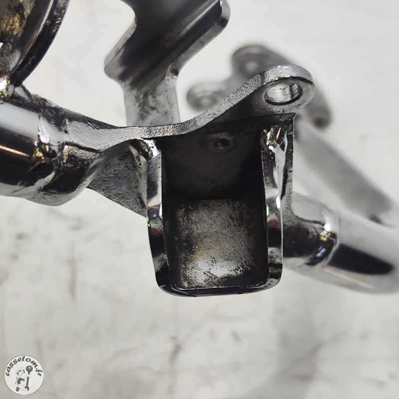 Barre de fixation commande au pieds droite  Triumph 2300 rocket III 2005