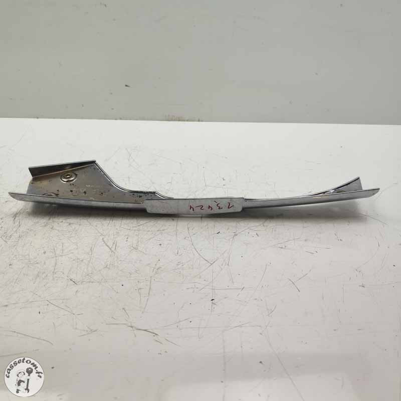 Ecope radiateur d'eau inférieure  Triumph 2300 rocket III 2005