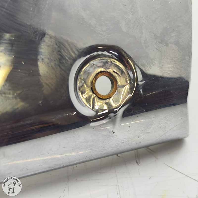 Ecope radiateur d'eau inférieure  Triumph 2300 rocket III 2005