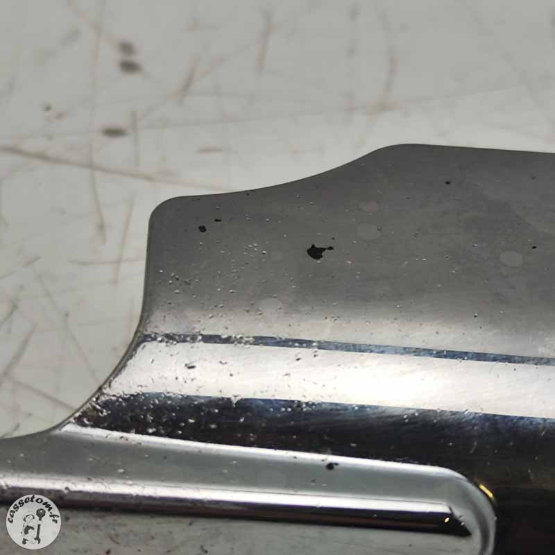 Ecope radiateur d'eau inférieure  Triumph 2300 rocket III 2005