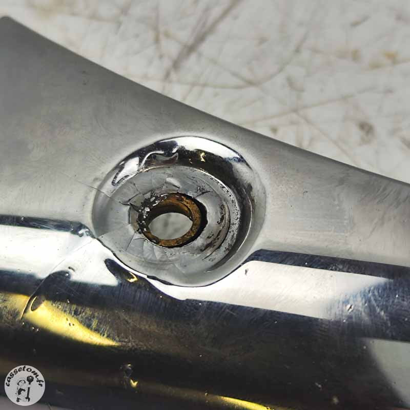 Ecope radiateur d'eau inférieure  Triumph 2300 rocket III 2005