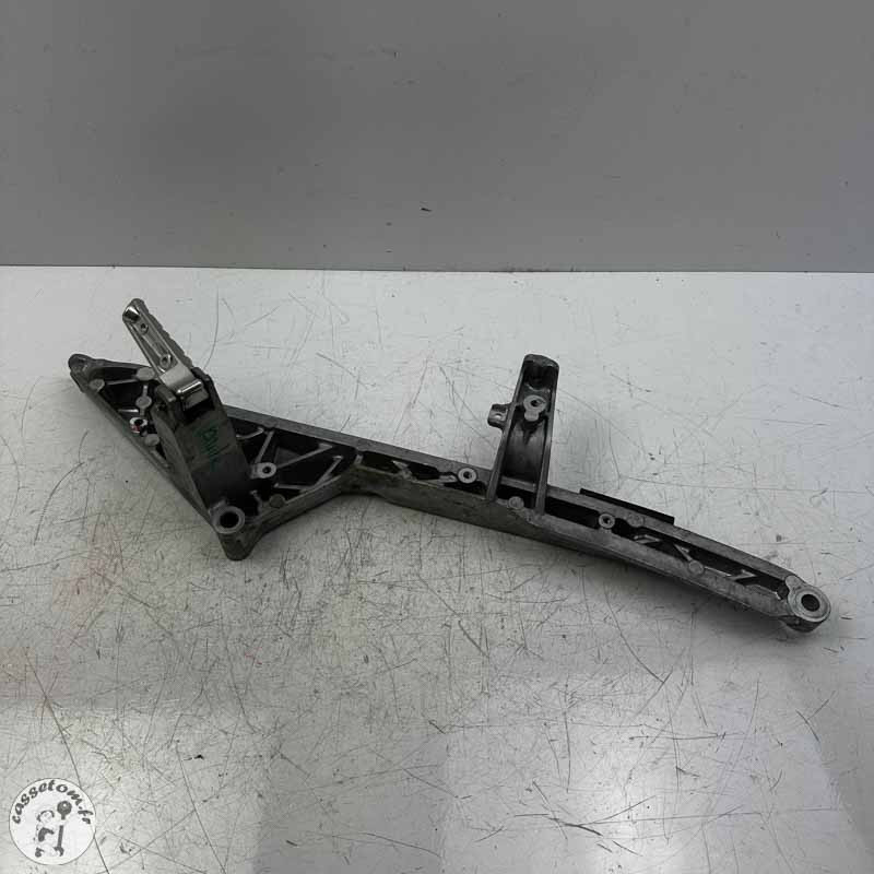 Demi boucle arrière droite avec repose pied  Yamaha 560 T max 2020