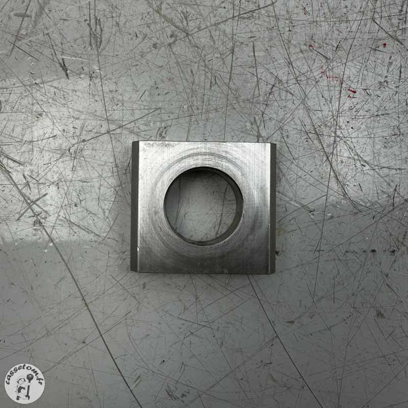 Axe de roue arrière  Yamaha 560 T max 2020