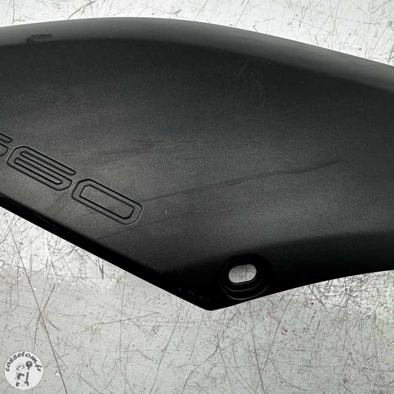 Carénage sous selle droit Yamaha 560 T max 2020