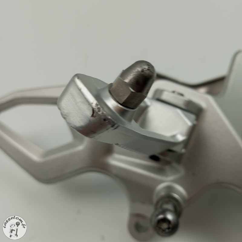 Platine avec repose pied avant gauche  BMW 800 F800R 2019