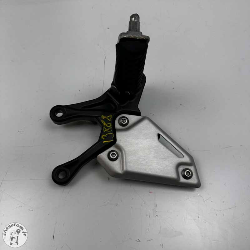 Platine + repose pied avant droit Kawasaki 900 Z 2020 | CasseTom