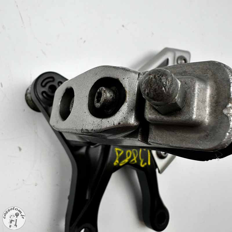 Platine + repose pied avant droit Kawasaki 900 Z 2020 | CasseTom