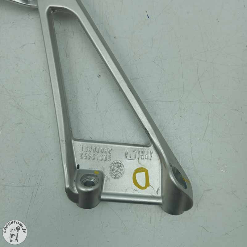 Platine arrière avec repose pied droit  Aprilia 660 RS 2024 - Cassetom - Nos pieces motos