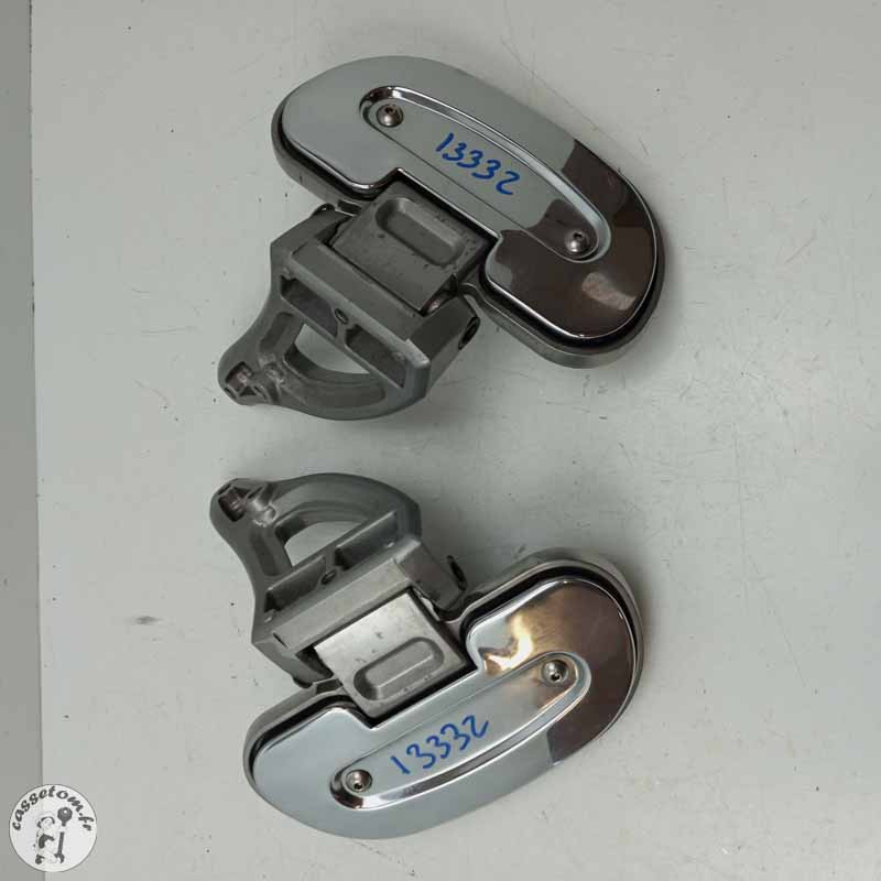 Reposes pieds arrière avec platines  Kawasaki  1600 VN 2007 - Cassetom - Nos pieces motos