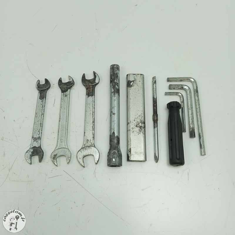 Selle passager + trousse à outils CF moto 800 mt 2025 - Cassetom - Nos pieces motos