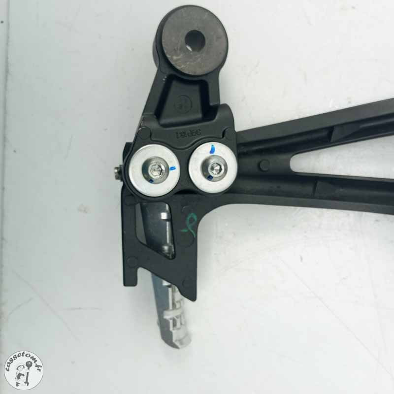 Platine repose pied arrière droite  Yamaha  800 FZ8 2014 - Cassetom - Nos pieces motos