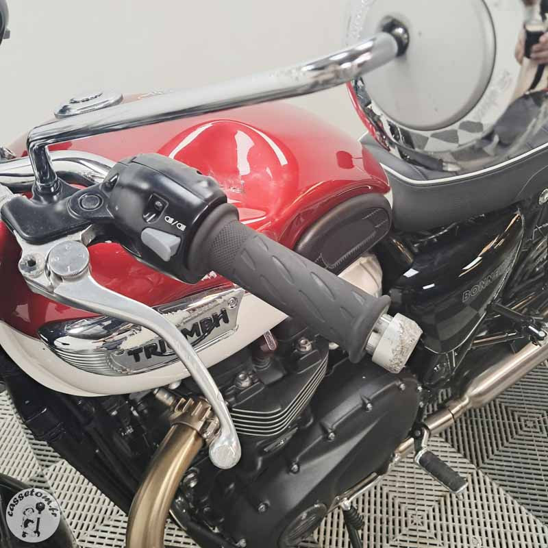 TRIUMPH BONN.T100 900 2023 accidentée - La Casse de l Oncle Tom