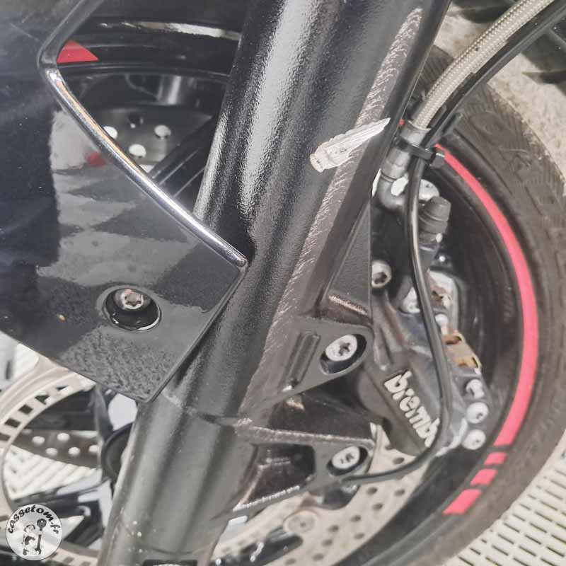 B.M.W. F800R 798 2013 accidentée - La Casse de l Oncle Tom