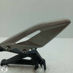 Platine avant gauche avec repose pied  Triumph 765 street triple r 2024 - Cassetom - Nos pieces motos