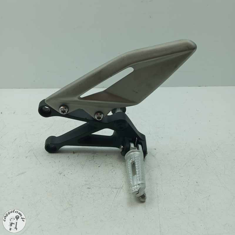 Platine avant gauche avec repose pied  Triumph 765 street triple r 2024 - Cassetom - Nos pieces motos