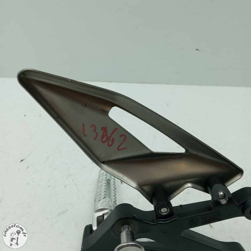 Platine avant gauche avec repose pied  Triumph 765 street triple r 2024 - Cassetom - Nos pieces motos