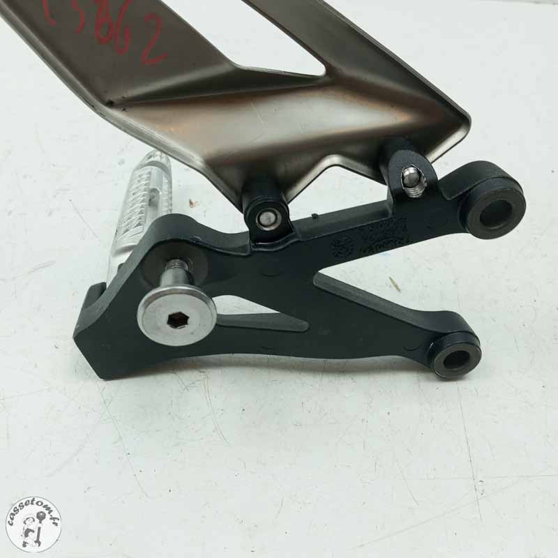 Platine avant gauche avec repose pied  Triumph 765 street triple r 2024 - Cassetom - Nos pieces motos