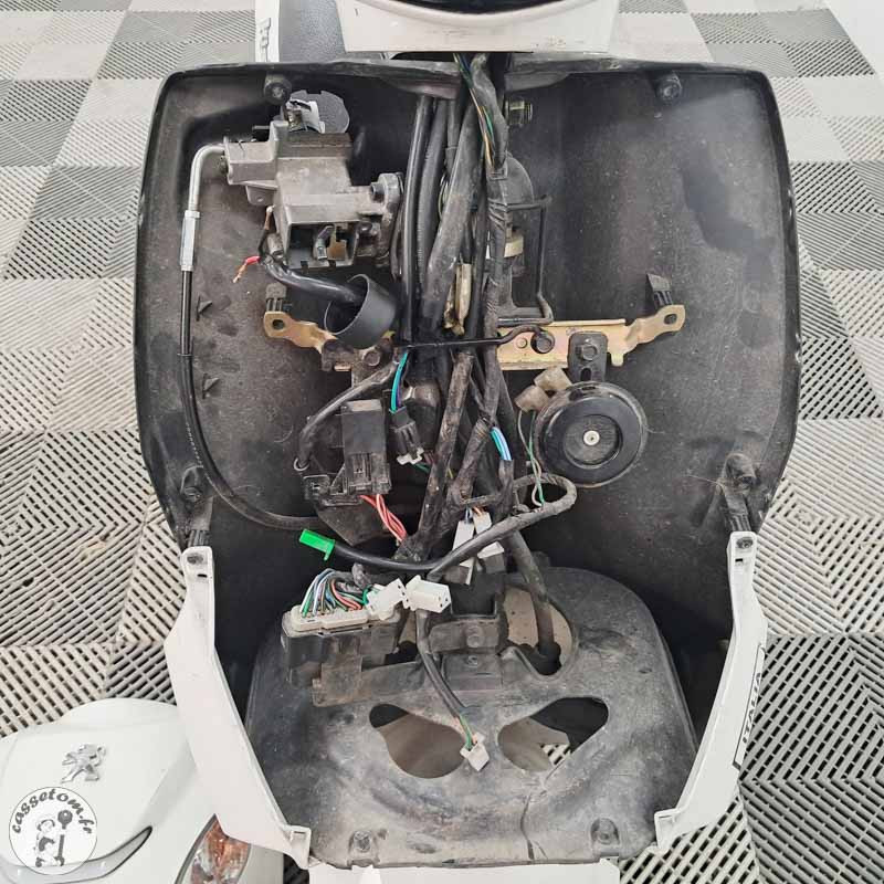 Peugeot Kisbee 50 2019 accidente - La Casse de l Oncle Tom