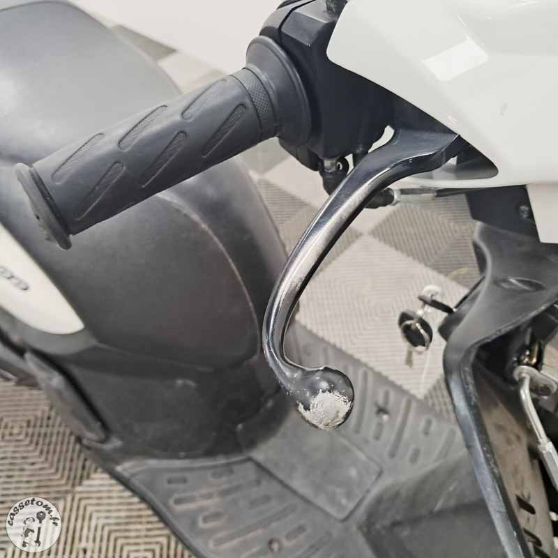 Peugeot Kisbee 50 2019 accidente - La Casse de l Oncle Tom