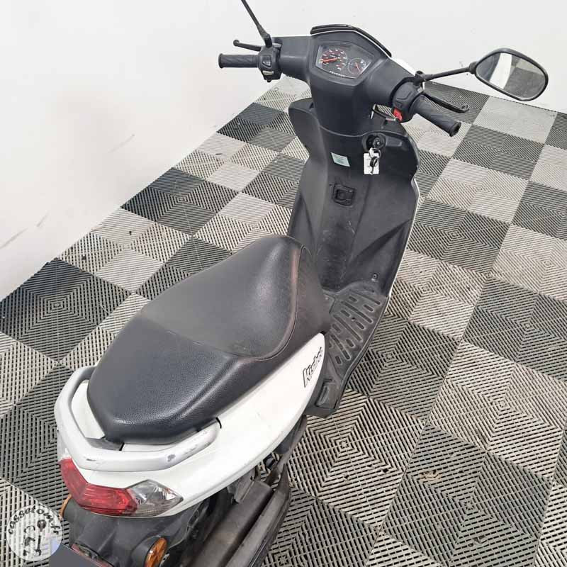 Peugeot Kisbee 50 2019 accidente - La Casse de l Oncle Tom