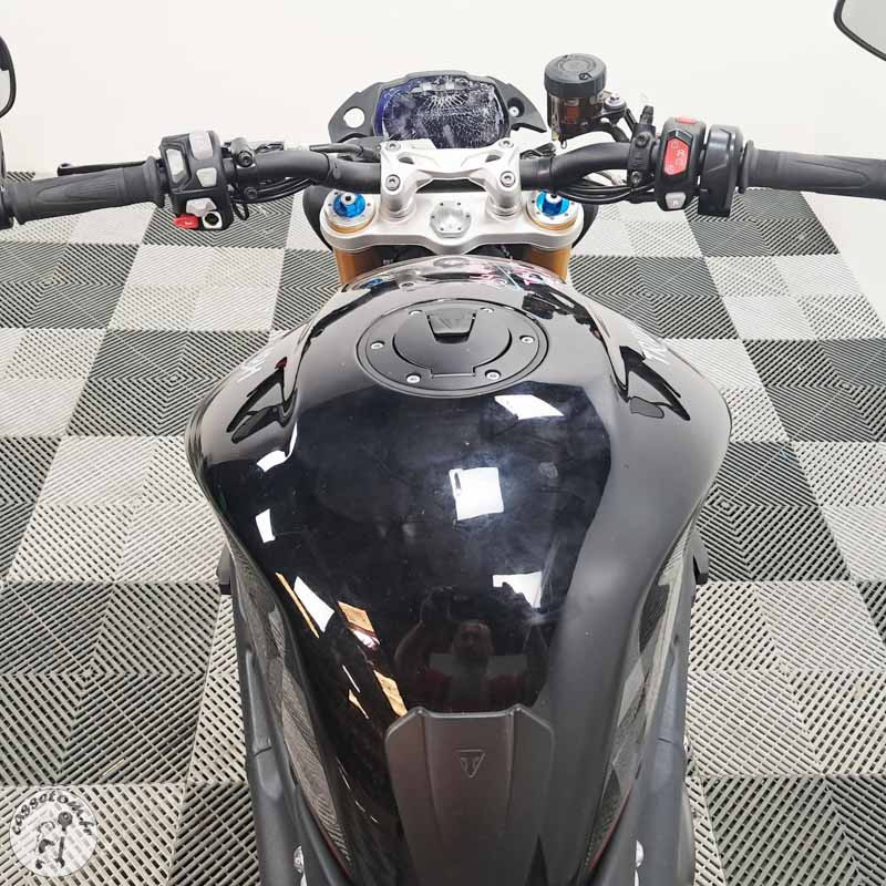 TRIUMPH SPEED TRI 1159 2022 accidentée - La Casse de l Oncle Tom