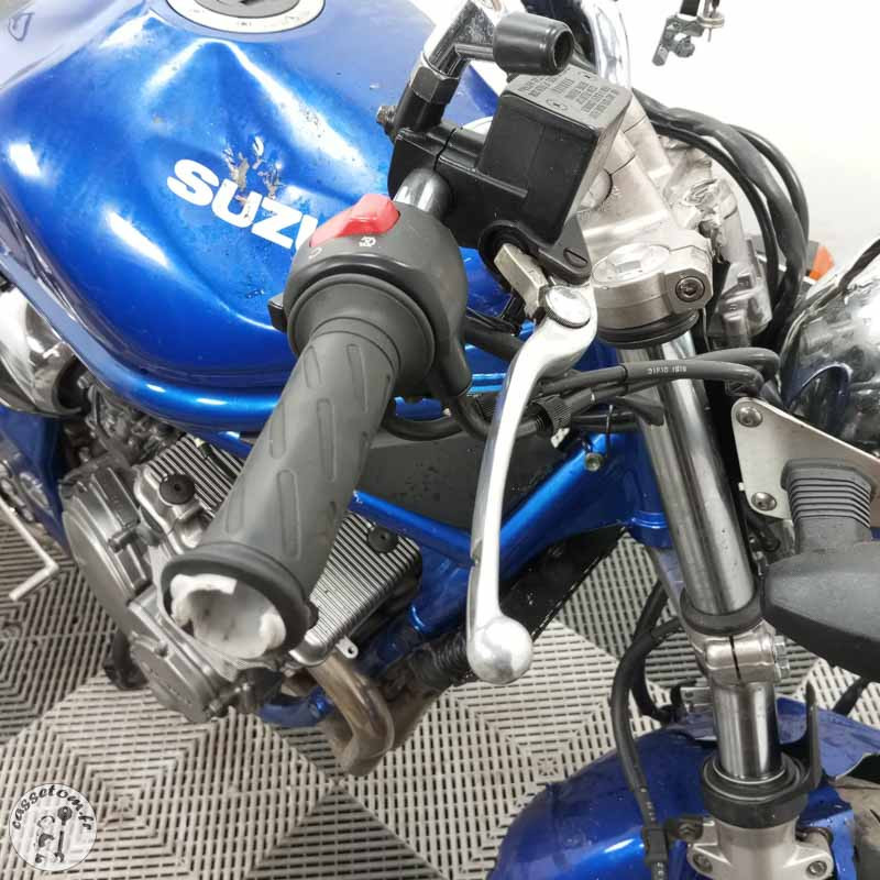 SUZUKI GSF650 600 2002 accidentée - La Casse de l Oncle Tom