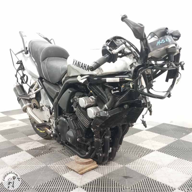 YAMAHA FAZER 600 2000 accidentée - La Casse de l Oncle Tom
