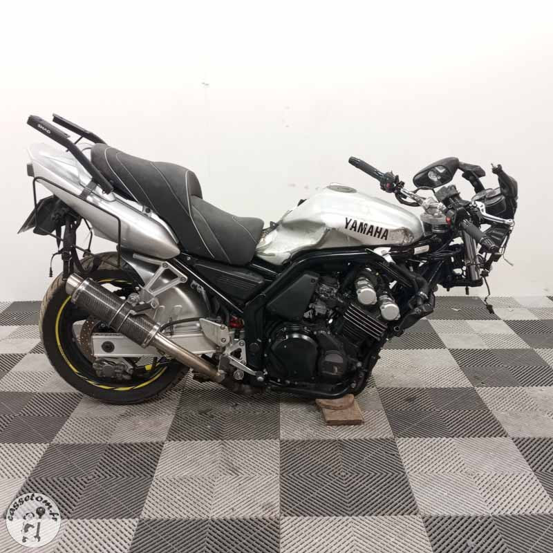 YAMAHA FAZER 600 2000 accidentée - La Casse de l Oncle Tom